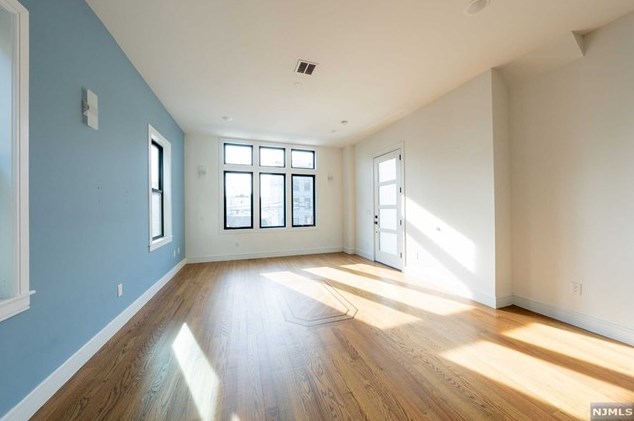 8 Jefferson Ave, Jersey City, NJ 07306