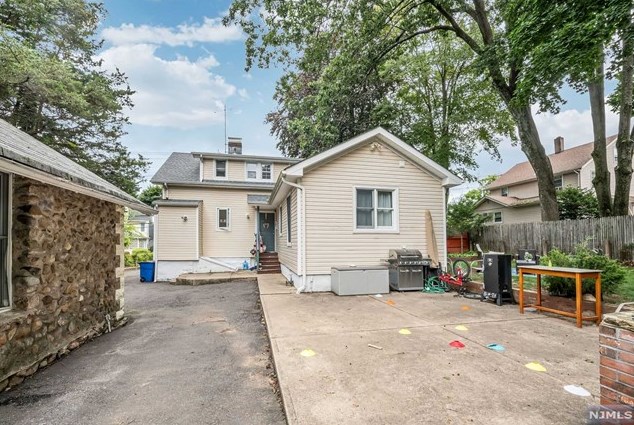 66 Wyckoff Ave, Waldwick NJ  07463-1770 exterior
