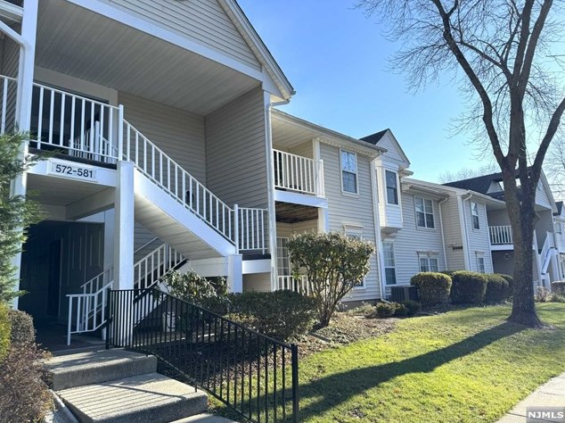 581 Holly Ct, Mahwah, NJ 07430