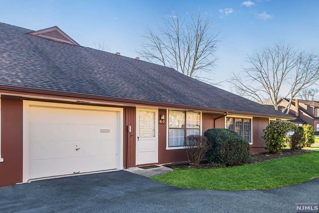 41-2 Tamaron Dr, Waldwick, NJ 07463