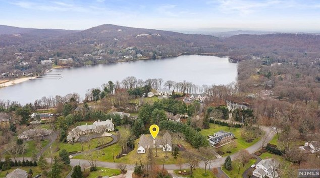 328 Longbow Dr, Franklin Lakes, NJ 07417