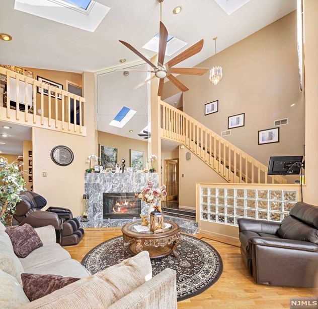 11 Greenwood Ave, Elmwood Park, NJ 07407-1717