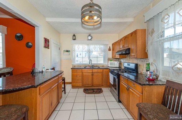 426 Roseville Ave, Newark NJ  07107-1725 exterior