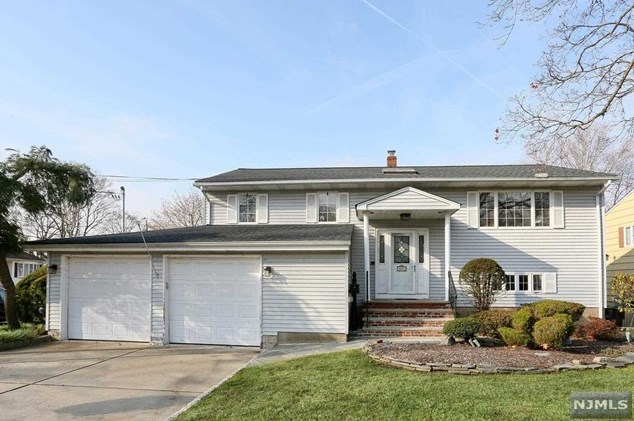 2 Stevens Dr, Dumont, NJ 07628