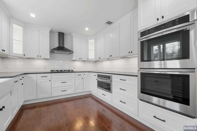 55 Emwood Dr, Emerson NJ  07630-1903 exterior