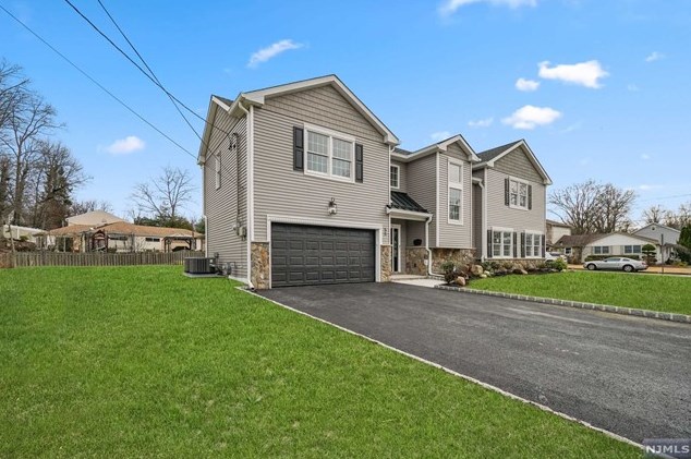 55 Emwood Dr, Emerson NJ  07630-1903 exterior
