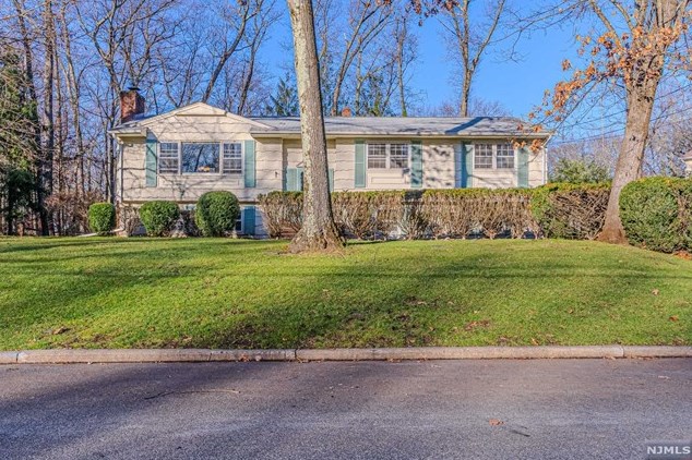 82 Skytop Dr, Mahwah, NJ 07430