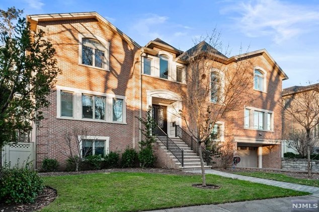 203 Bluff Rd, West Fort Lee, NJ 07024