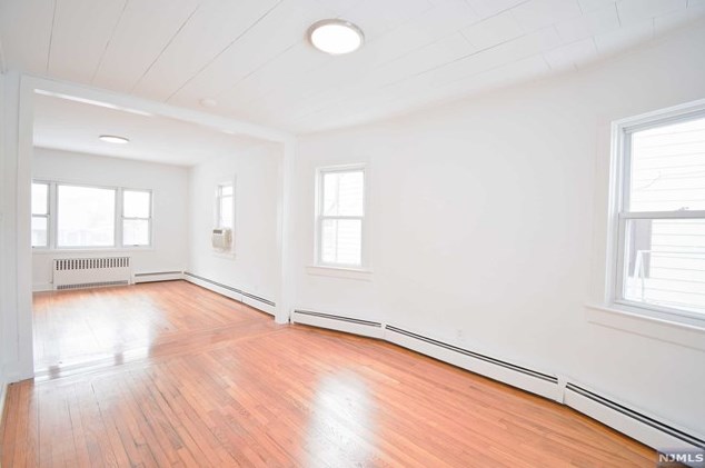 15 Prospect St, Palisades Park NJ  07650-1128 exterior