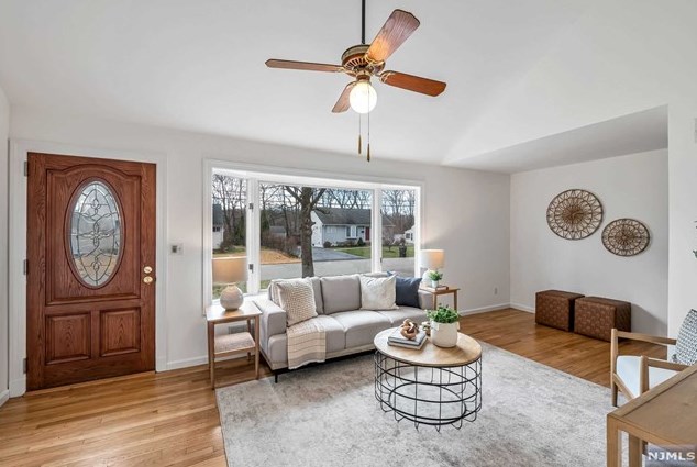 20 Barnard Dr, Oakland, NJ 07436