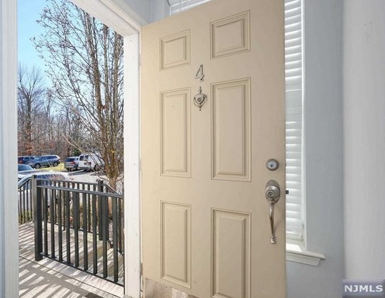 4 Masterson Ct, Waldwick NJ  07463-1136 exterior