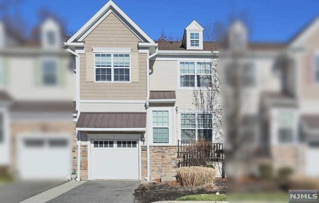 4 Masterson Ct, Waldwick NJ  07463-1136 exterior