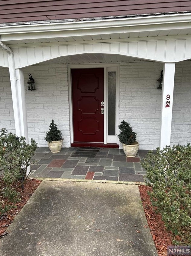9 Carol Dr, Englewood, NJ 07632