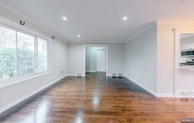 328 Graphic Blvd, N Milford NJ  07646-2131 exterior