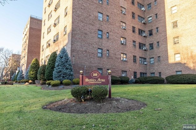 208 Anderson St #3a, Hackensack, NJ 07601