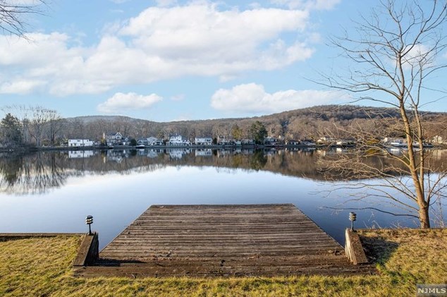 57 Lakeshore Dr, Oakland, NJ 07436