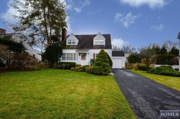 320 Abbey Ct, Ridgewood, NJ 07450