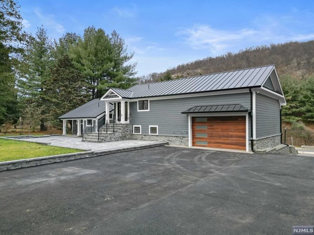 163 Oakland Ave, Oakland, NJ 07436-1409