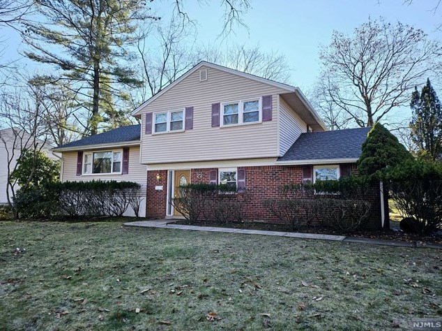 22 Burns Pl, Cresskill, NJ 07626