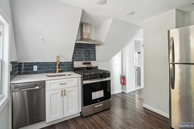 534 Undercliff Ave #b, Edgewater, NJ 07020