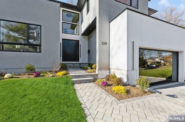 129 Lylewood Dr, Tenafly NJ  07670-1908 exterior
