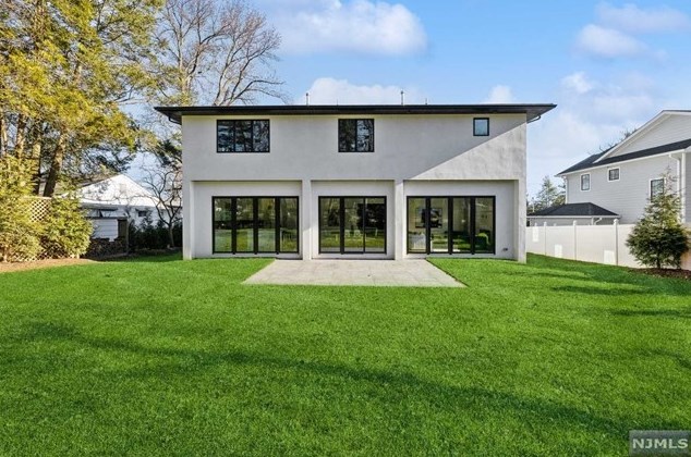 129 Lylewood Dr, Tenafly NJ  07670-1908 exterior