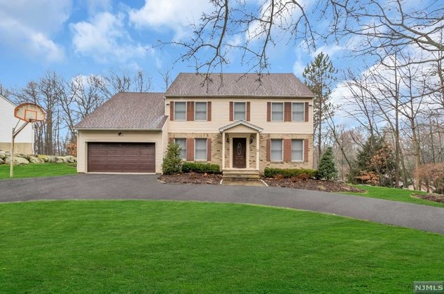 22 Malcolm Pl, Mahwah, NJ 07430
