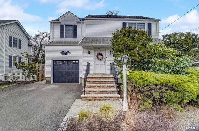 10 Carlton Ave, Ho Ho Kus, NJ 07423
