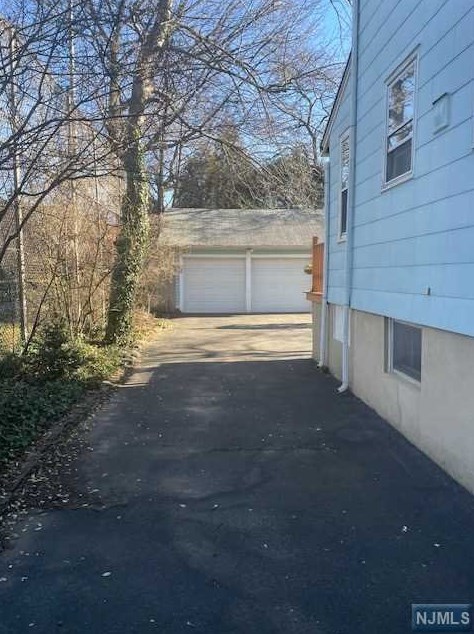 71 School St, Bergenfield, NJ 07621-2912