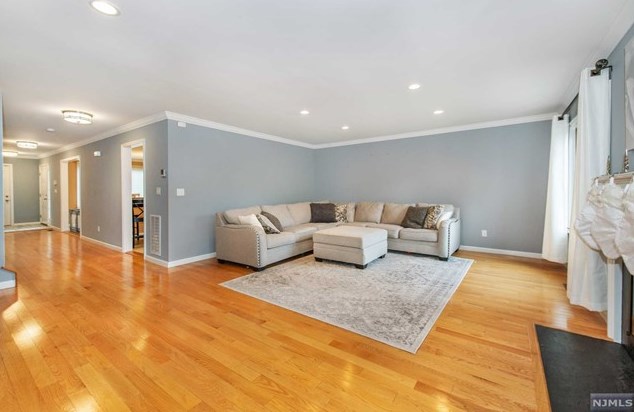 162 Fisher Rd, Mahwah, NJ 07430