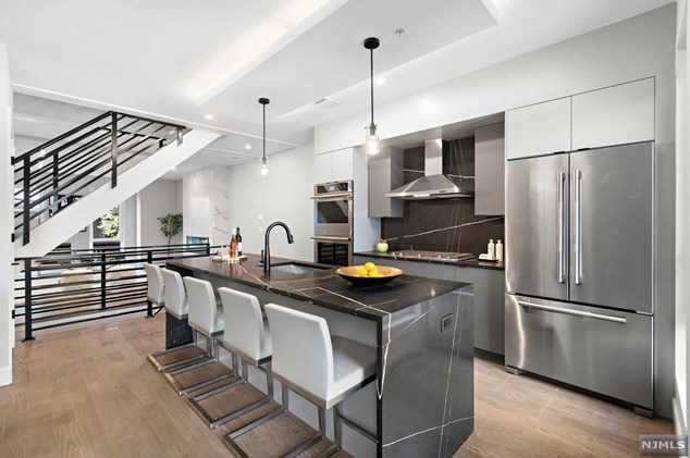 573 Gorge Rd, Cliffside Park, NJ 07010-2227