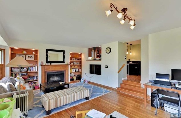 20 Pershing Pl, Cresskill, NJ 07626