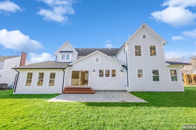 592 Iroquois St, Oradell, NJ 07649