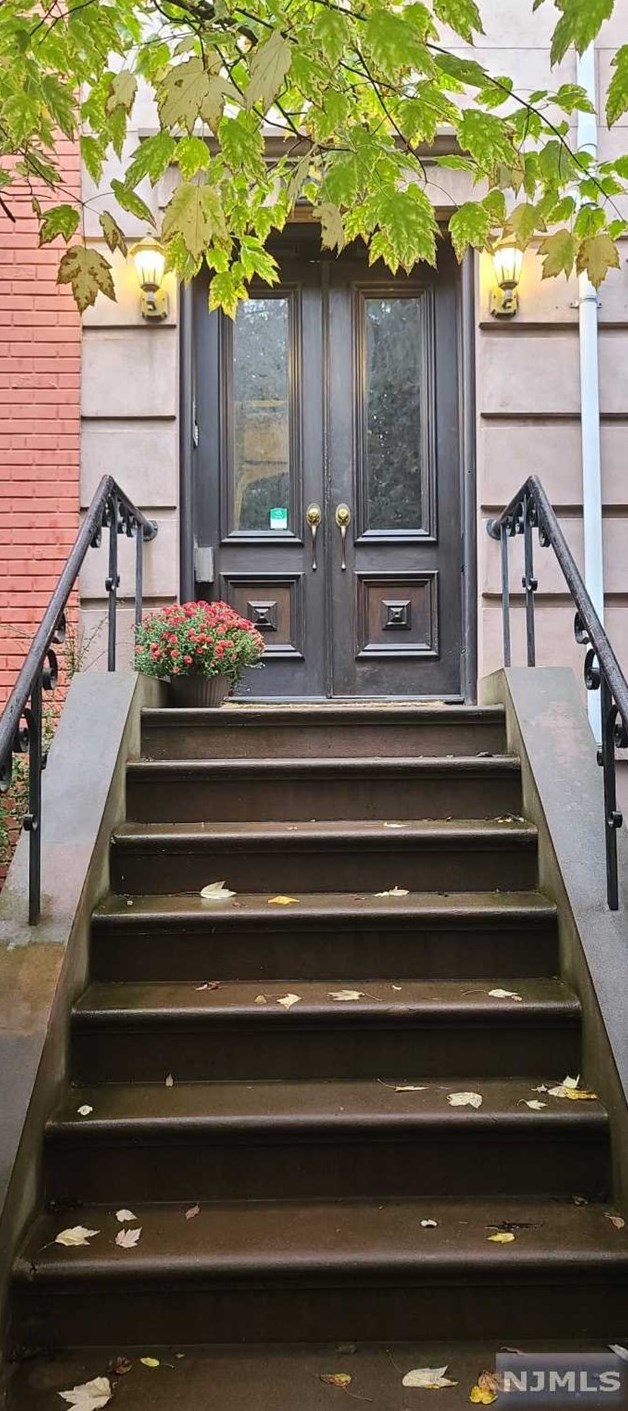 279 5th St, Jersey City, NJ 07302-2368