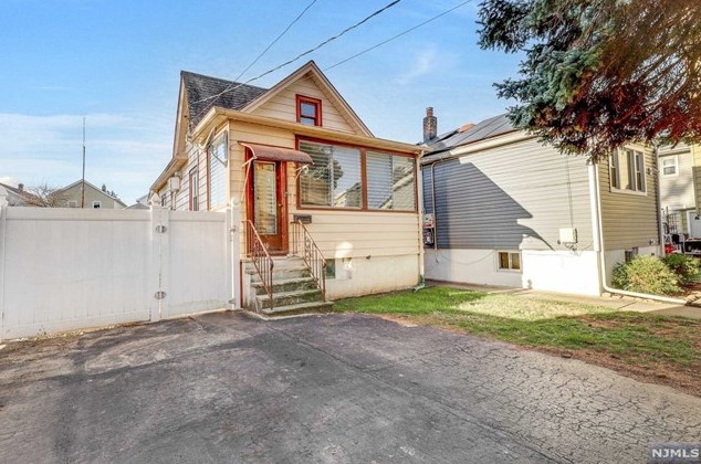 46-48 Tuttle St, Wallington, NJ 07057