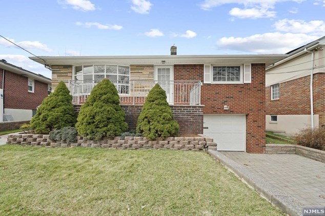 1079 Inwood Ter, West Fort Lee, NJ 07024-1624