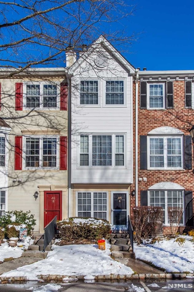 275 Larch Ln, Mahwah, NJ 07430