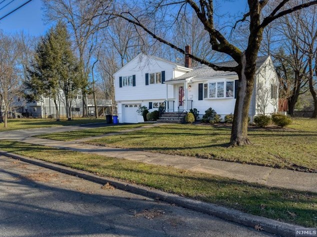 31 Rose Ct, Closter, NJ 07624