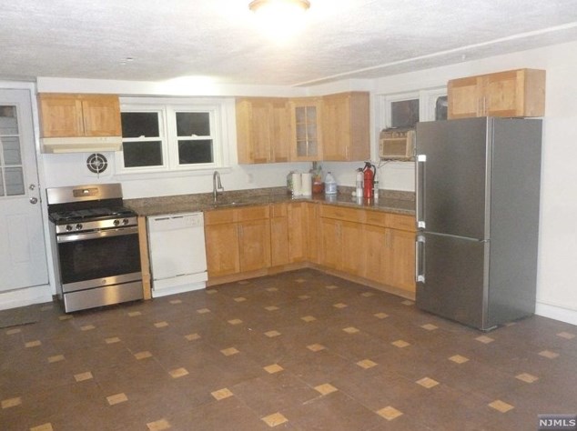 140 Westminster Pl, Lodi, NJ 07644