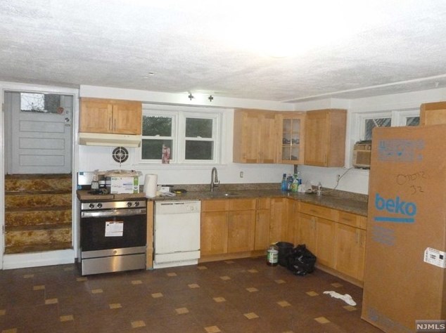 140 Westminster Pl, Lodi NJ  07644-1010 exterior