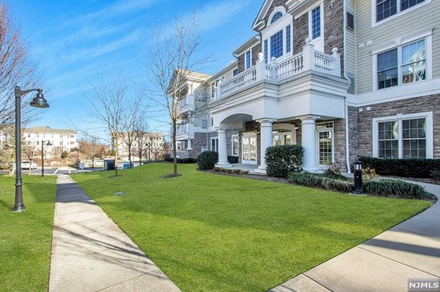 407 Four Seasons Ln, Montvale, NJ 07645