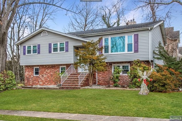 3 Briarwood Ct, Emerson, NJ 07630-1522