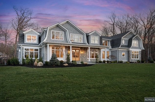 725 Surrey Ln, Franklin Lakes, NJ 07417