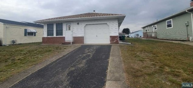 7 Picasso Ct, Toms River, NJ 08757-3945