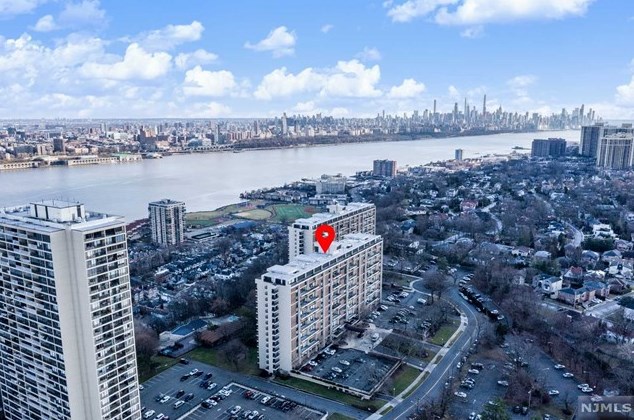 2 Horizon Rd, West Fort Lee NJ 07024-6503 exterior