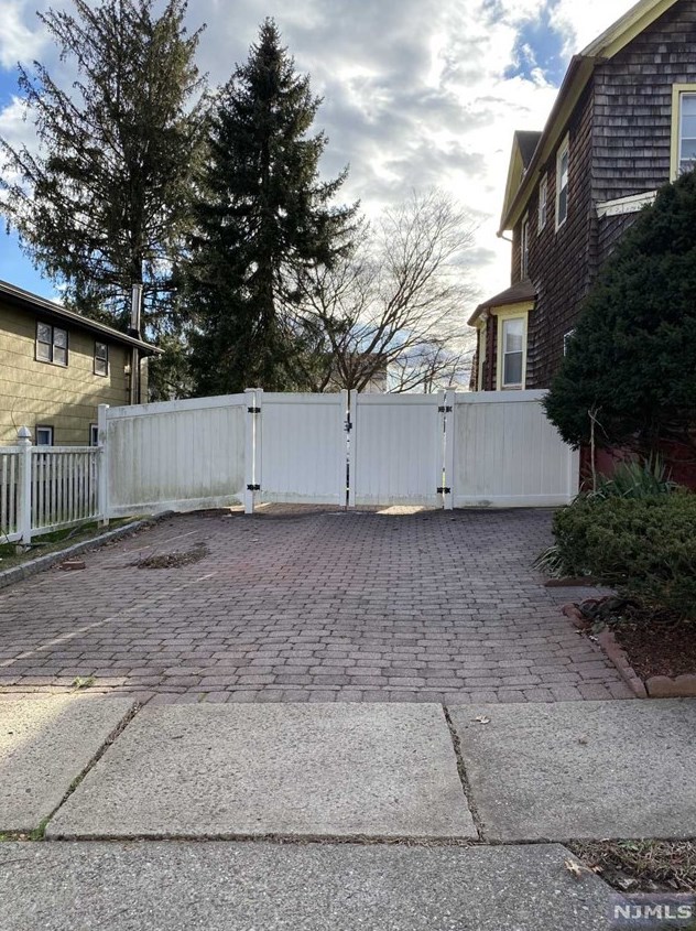 170 Washington Pl, Teaneck, NJ 07666