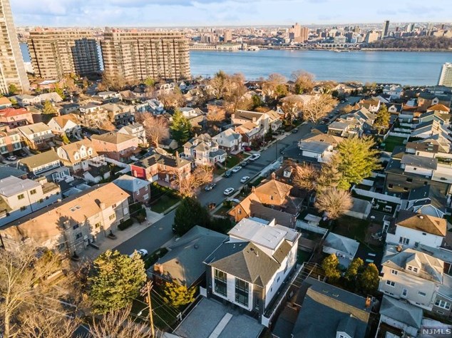 688 Palisade Ave, Cliffside Park NJ  07010-3108 exterior