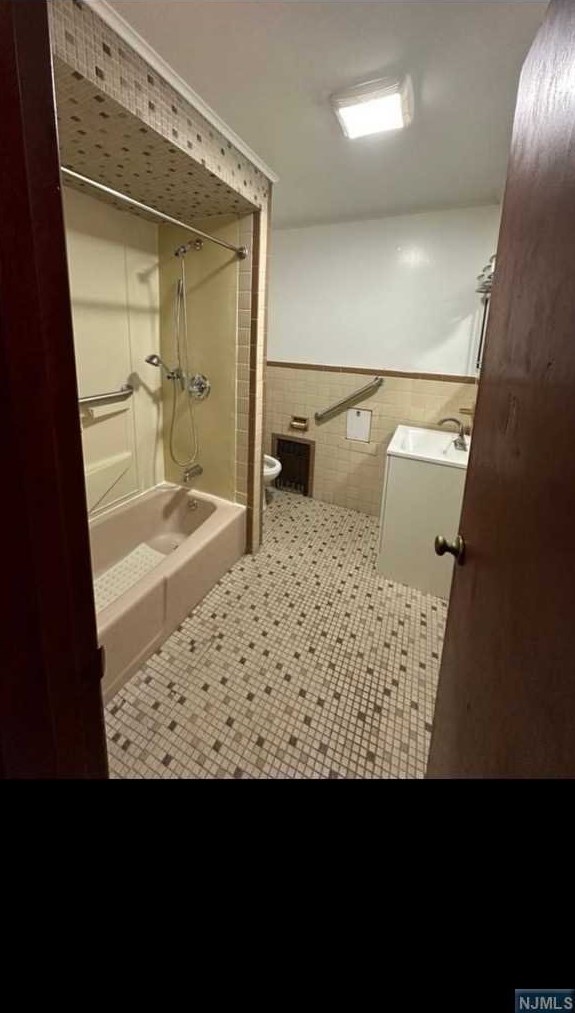 740 1st St, Secaucus NJ  07094-3107 exterior