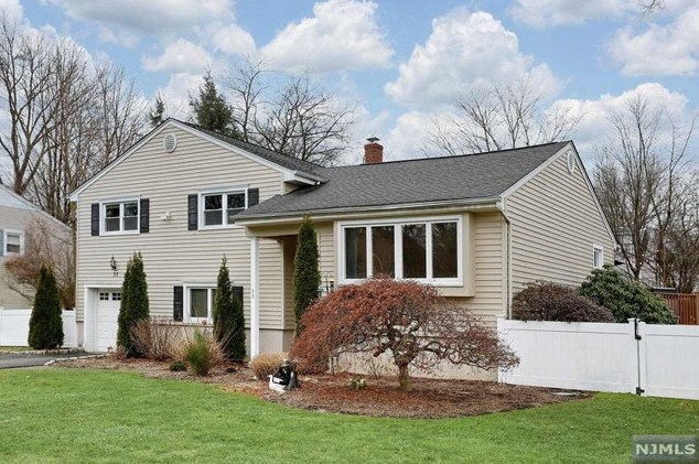 11 Yardley Ct, Ridgewood, NJ 07452