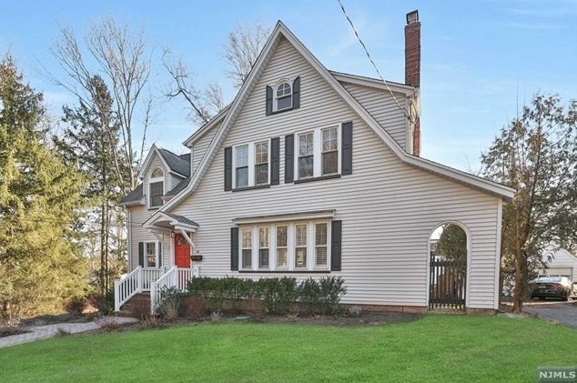 66 Sussex Rd, Tenafly, NJ 07670